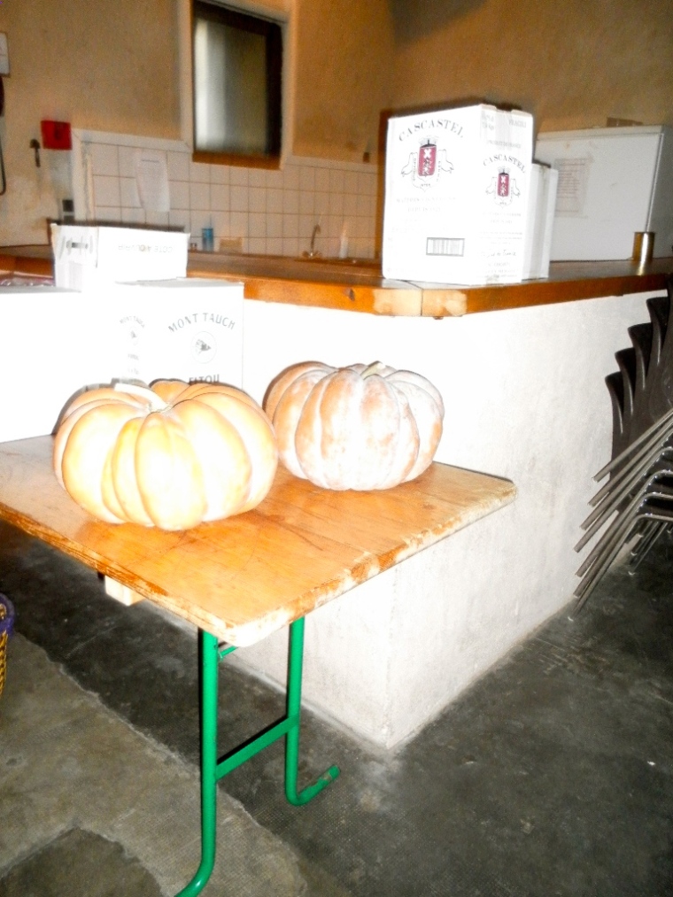 Villesèque foyer's kitchen in the corner with two of the pumpkins